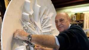 Arnaldo Pomodoro è morto: addio al grande scultore italiano che oggi avrebbe compiuto 99 anni.