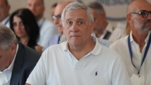 Banche, Tajani: “No al contributo volontario”. Lega: “Cedano parte dei guadagni per la rottamazione”