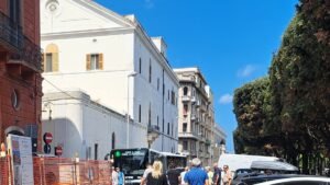 Bari, donna scippata del telefonino da due giovani in monopattino tra turisti e passanti, che poi abbandonano la refurtiva