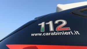 Bari: molesta una ragazza di 23 anni e si nasconde in un cassonetto per sfuggire ai carabinieri, ma viene arrestato.