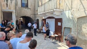 Blitz della polizia nel vicolo delle orecchiette: tensione a Bari con le pastaie e barricate con i banconi, turisti bloccati.