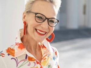 Capelli: 5 look estivi da spiaggia per donne over 60