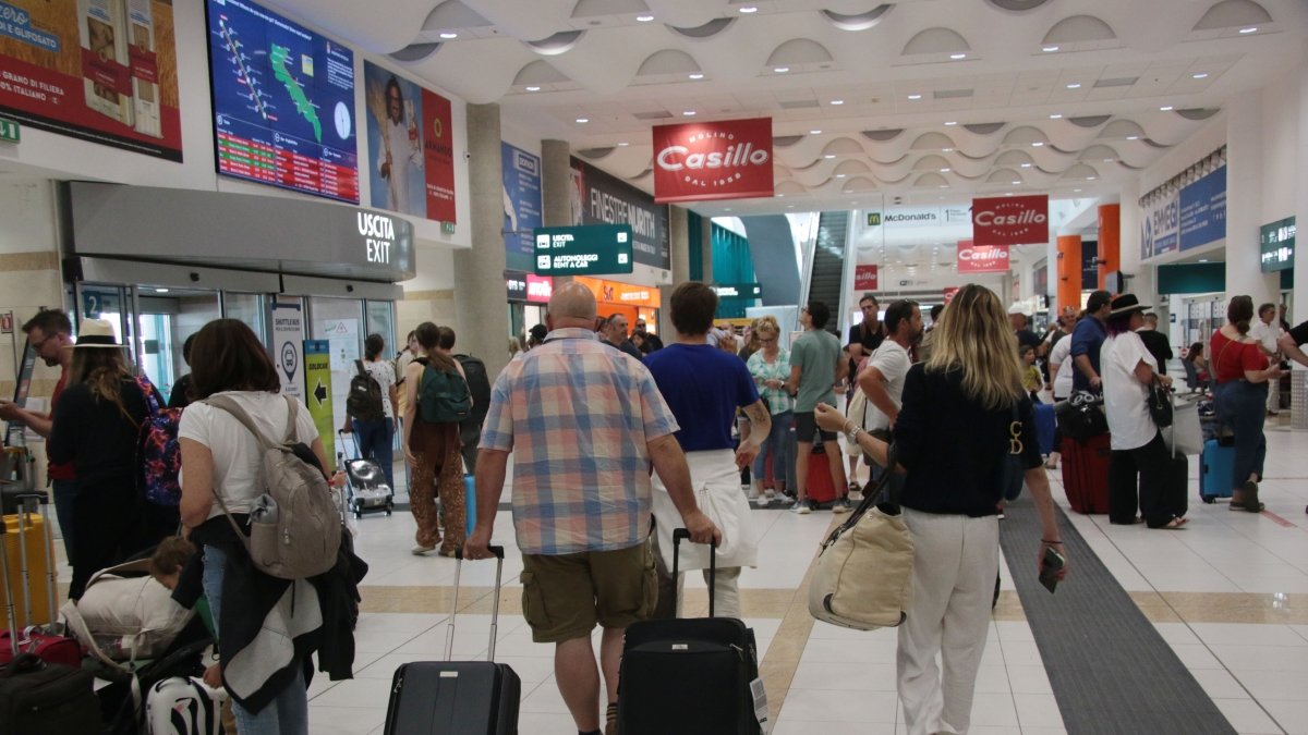 Commerciante cinese pronta a tornare in patria per le vacanze scopre maxi evasione fiscale da 288 mila euro: fermata in aeroporto e denunciata.