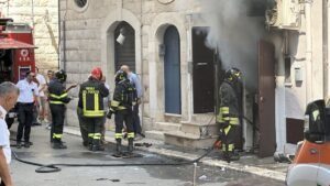 Corato, esplode una bombola del gas in un appartamento: grave una donna e una bambina di 11 anni