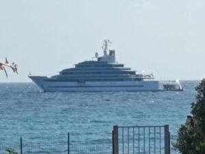 Dalle Tremiti a San Foca, il tour pugliese del super yacht da 110 metri Kaos, la nave da 300 milioni di dollari