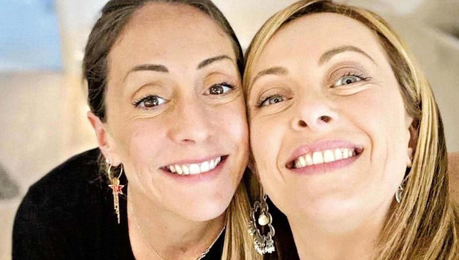Giorgia Meloni conclude la vacanza a Locorotondo con la sorella Arianna e Gemmato.