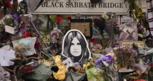 Il funerale di Ozzy Osbourne: un racconto da Birmingham tra fiori, lacrime e metal