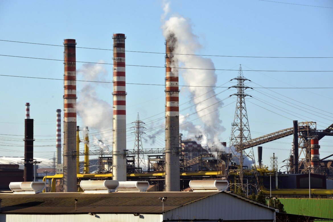 Ilva, l'«accordo storico» di Urso è un bluff: nodi rimandati a settembre