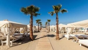 La classifica dei lidi italiani più costosi: dove vanno e quanto spendono i VIP per la spiaggia