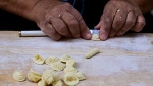 La guerra delle orecchiette a Bari: le pastaie protestano dopo i sequestri