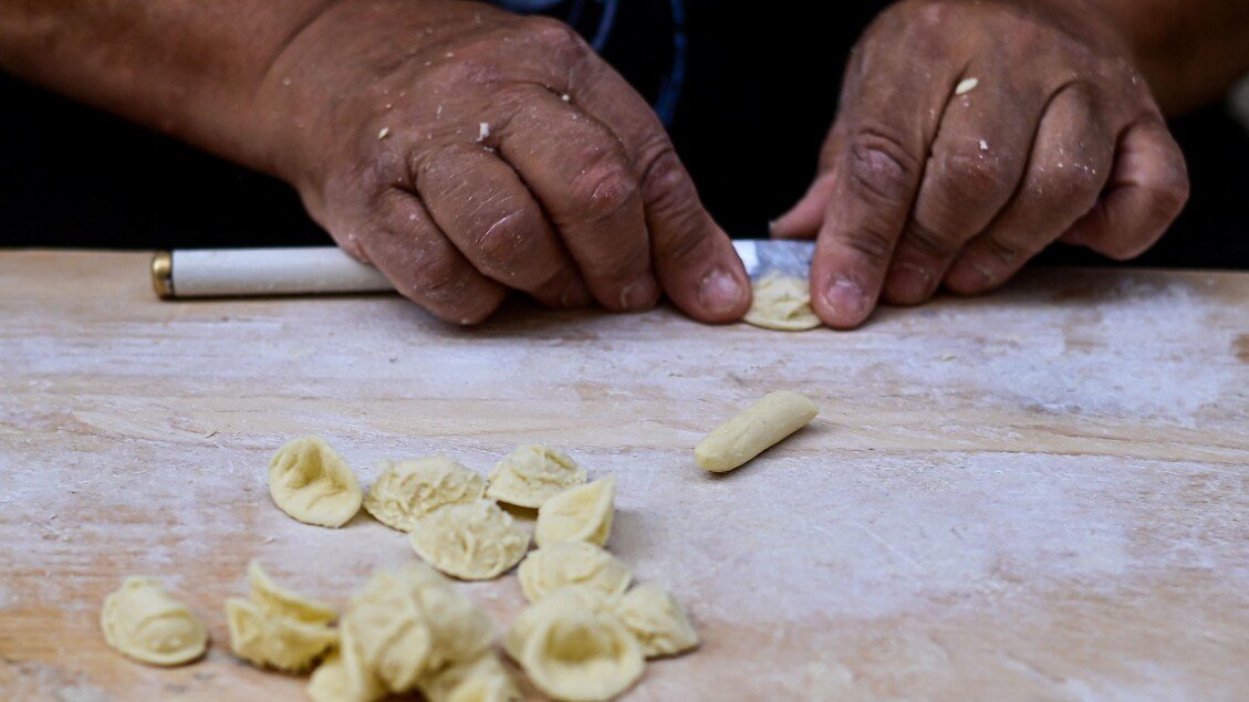 La guerra delle orecchiette a Bari: le pastaie protestano dopo i sequestri
