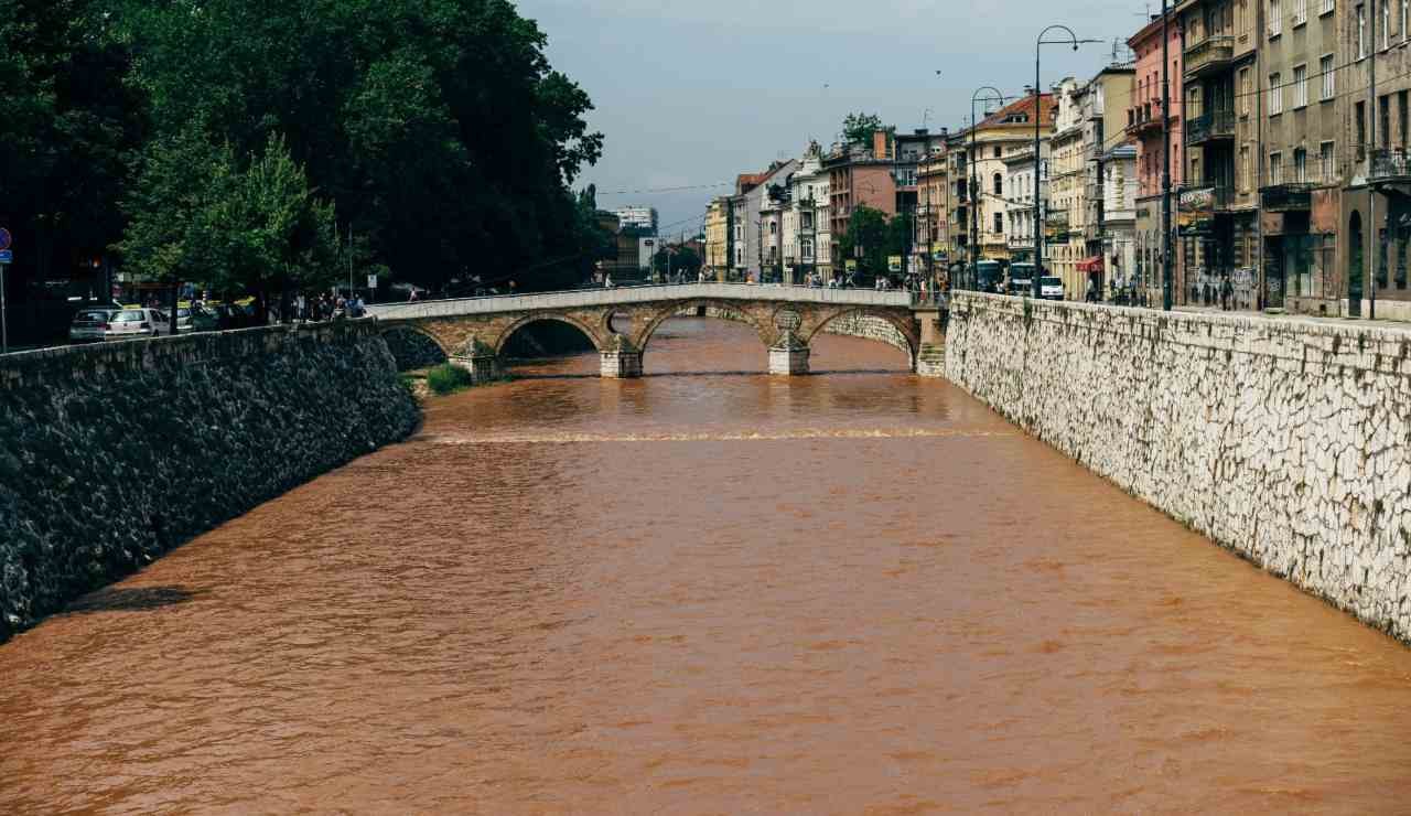 Ma quale Puglia? A due passi da Gallipoli c'è una spiaggia orripilante: l'acqua è più marrone di una fogna.