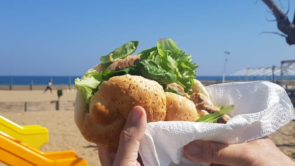 Niente panino nel lido di Monopoli, la replica del gestore: «Da noi prezzi bassi per sdraio e ombrellone. Non spenniamo i clienti»