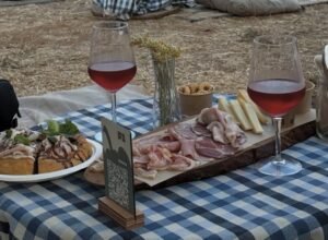 Oltre le spiagge: in Puglia spopola l'aperitivo in campagna, la nuova tendenza del vivere lento.