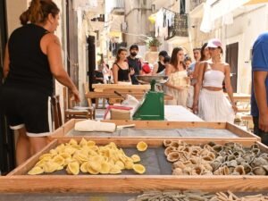 Orecchiette industriali al posto di quelle fatte a mano: sequestrati 40 chili di pasta e taralli a Bari Vecchia.
