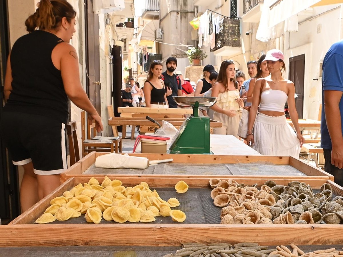 Orecchiette industriali al posto di quelle fatte a mano: sequestrati 40 chili di pasta e taralli a Bari Vecchia.