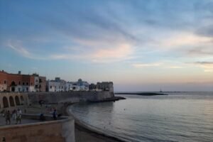 Overtourism a Gallipoli: un B&B di 50 mq per 9 persone. Il loft a 5 stelle diventa un pollaio da 3mila euro a settimana.