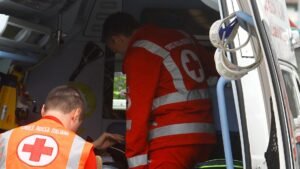 Parto in strada a Como, operatore salva madre e neonato