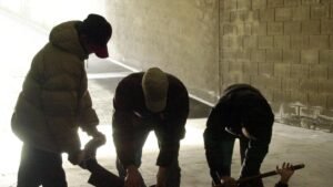 Pestaggi a sfondo razziale, assalti alle case popolari e lanci di pietre contro i carabinieri: il processo sulla baby gang che terrorizzava il Tamburi di Taranto.
