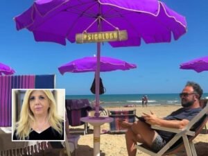 Psicologo in spiaggia: «Sbagliato fare terapie sotto l'ombrellone. Non c'è alcuna emergenza cui far fronte»