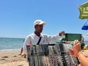 Puglia, la crisi del ceto medio in spiaggia colpisce anche gli immigrati: «Facciamo 12 chilometri per 40 euro al giorno»