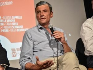 Regionali Puglia, Calenda attacca: «Decaro? Fare il pupo col puparo Emiliano non è decoroso. Fa bene a rinunciare con lui in campo»