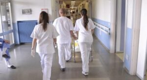 Sanità: arrivano i primi infermieri di famiglia per l'assistenza domiciliare in Puglia, chi sono e come saranno impiegati.