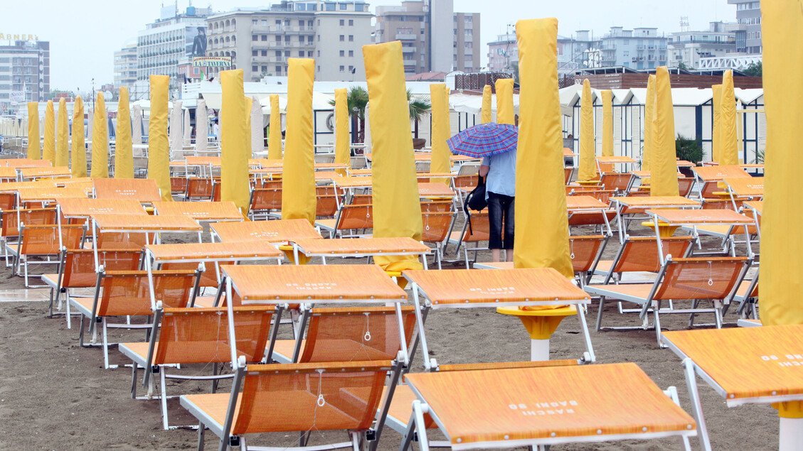 Scontro sulle spiagge vuote, le opposizioni incalzano sui salari