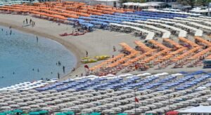 Soffia vento di crisi sui lidi: presenze in calo del 15% e prezzi elevati in Puglia.