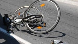 Spinazzola, un 41enne ospite di un centro migranti investito e ucciso in bici: l'automobilista fugge, poi si costituisce dai carabinieri.