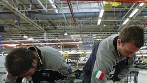 Tata Motors rassicura i fornitori di Iveco: «Garantiamo ordini e lavoro», ma l’indotto teme per il futuro.