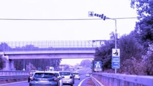 Truffa dell'autovelox: centinaia di avvisi di multe da 198 euro inviate via mail, un nuovo incubo per gli automobilisti pugliesi.