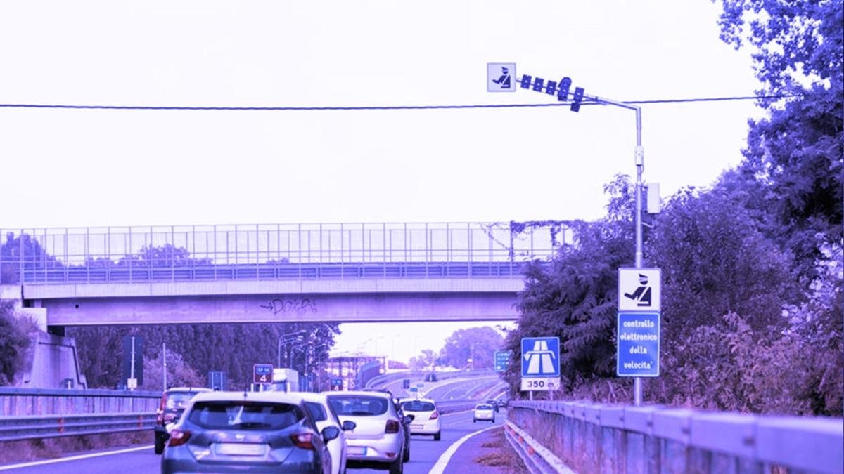 Truffa dell'autovelox: centinaia di avvisi di multe da 198 euro inviate via mail, un nuovo incubo per gli automobilisti pugliesi.