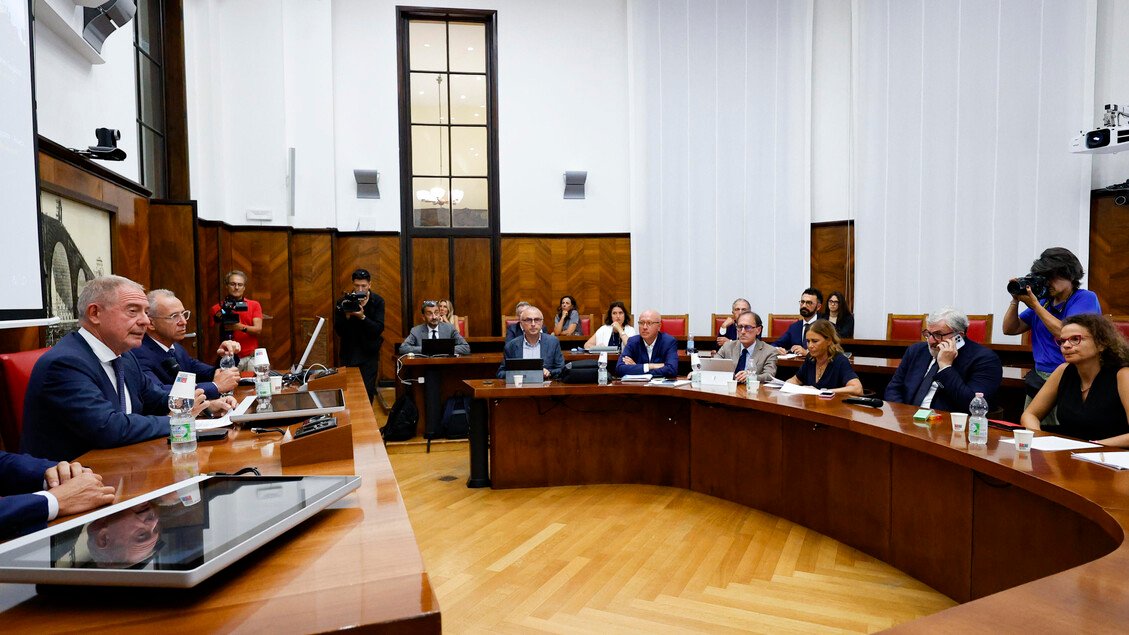 Urso: "Presto altri soggetti per l'ex Ilva, nessuno spezzatino"