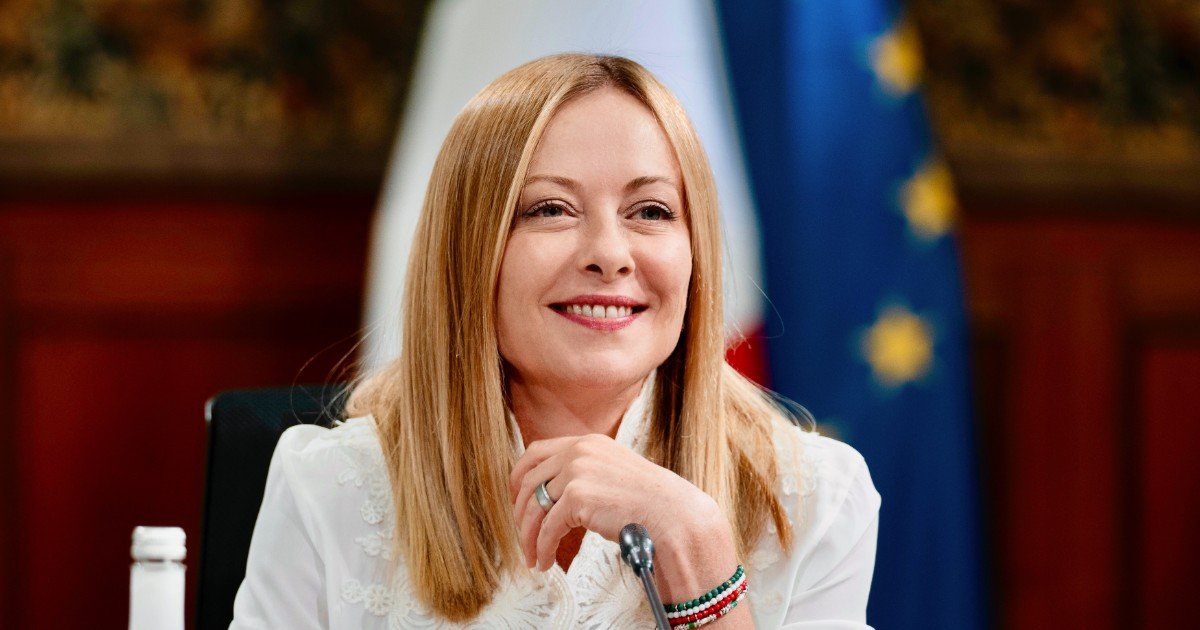Vacanze di Giorgia Meloni: mistero sulla destinazione tra Grecia, Puglia e Sardegna.