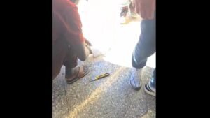 A Bari la fiera dell'inciampo: decine di visitatori caduti a causa di un piolino. Nastro adesivo al Padiglione delle Nazioni.