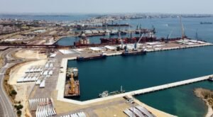 A Taranto presidio contro la nave per Israele: «Petroliera con carico bellico»