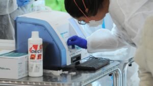 A fine estate il colpo di coda del Covid in Puglia: contagi in crescita e attenzione ai fragili. Tornano i tamponi nelle farmacie.