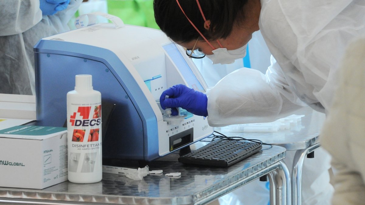 A fine estate il colpo di coda del Covid in Puglia: contagi in crescita e attenzione ai fragili. Tornano i tamponi nelle farmacie.