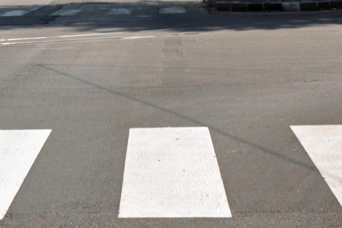 Accompagna la figlia a scuola, si ferma sulle strisce pedonali e riceve una multa.