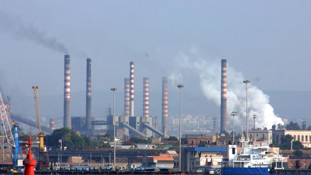 Droni sconosciuti sorvolano l'ex Ilva di Taranto: allarme in acciaieria e esposto in Procura.