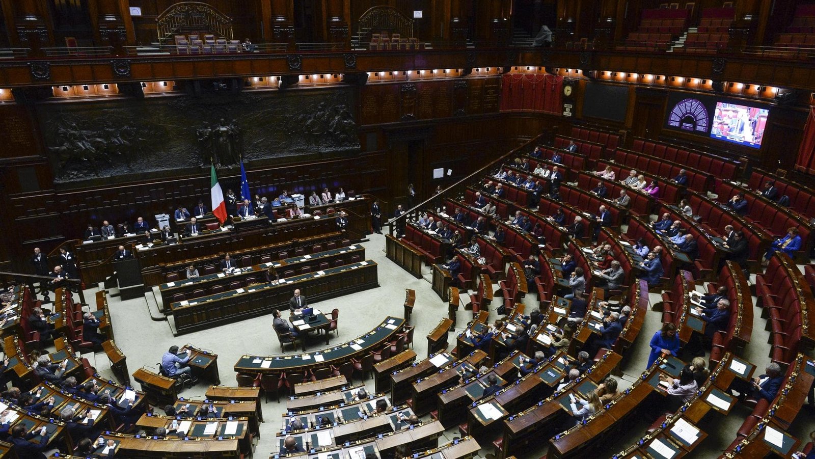 Flotilla: Crosetto annuncia l'invio di una fregata italiana in soccorso, mentre Schlein afferma che Meloni non può tacere.