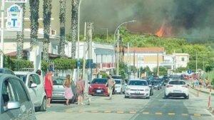 Incendio a Lido Silvana: 14 indagati per il rogo che devastò la costa e causò la morte di un'82enne, tra cui un vigile del fuoco.