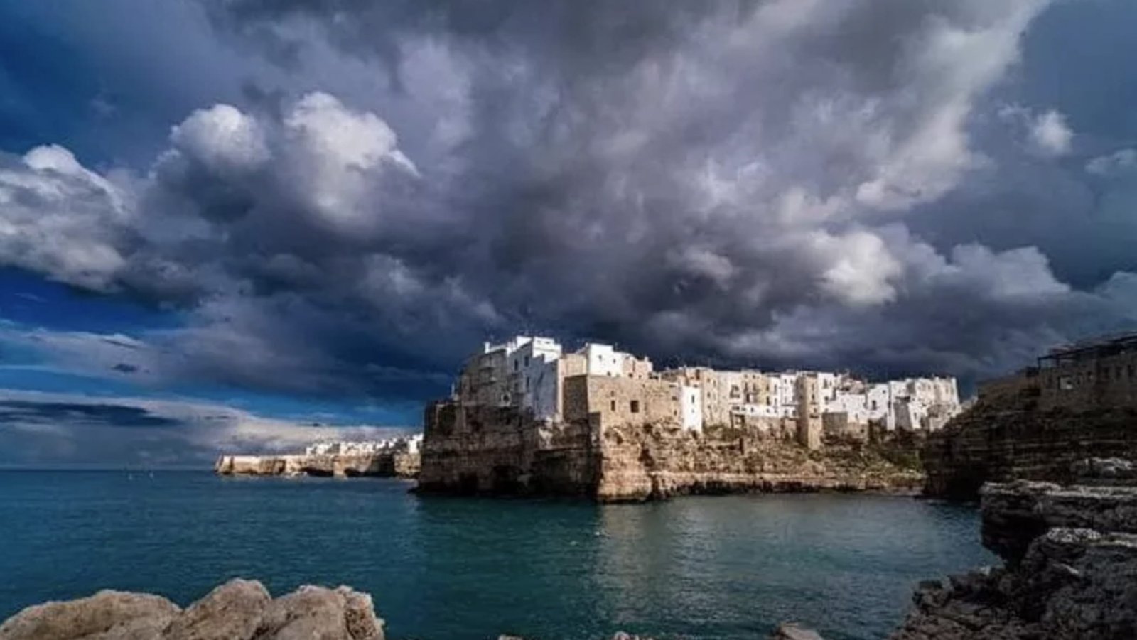 Meteo Puglia: allerta gialla di 12 ore con rischio grandine e pioggia prevista per il 25 aprile.