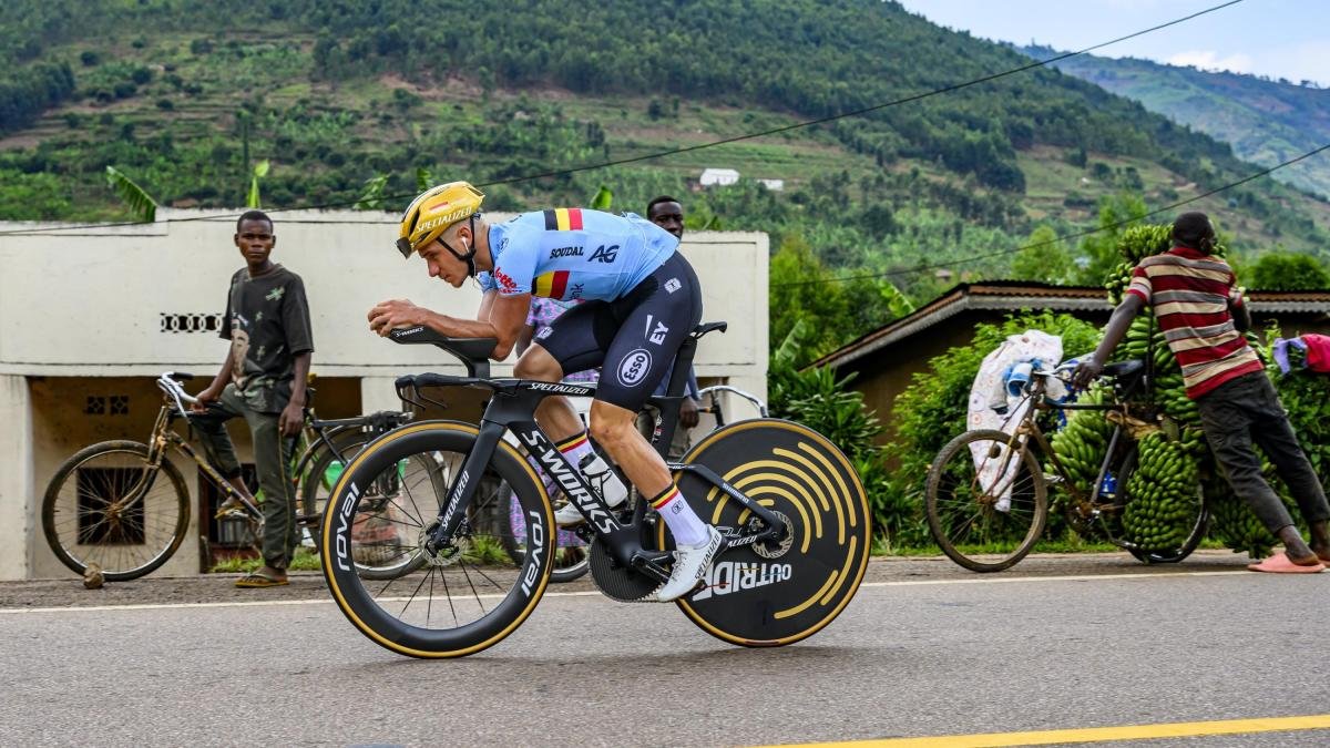 Mondiali: Evenepoel sfida Pogacar nella cronometro per il tris iridato