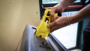 Morto dopo il taser, tre indagati in vista dell'autopsia
