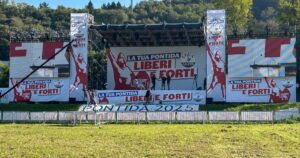 Pontida è Pontidacci: Vannacci si prende la scena al grido "C'è solo un generale", mentre Salvini lo saluta con freddezza.