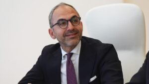 Puglia, conti in rosso per la sanità: il deficit supera i 250 milioni, aumenta la spesa per i farmaci. Il centrodestra attacca il governo Emiliano.