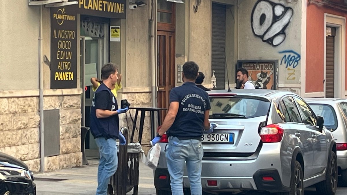 Rapina in pieno giorno in un centro scommesse a Bari: un uomo armato di pistola porta via l'incasso, paura in via Re David.