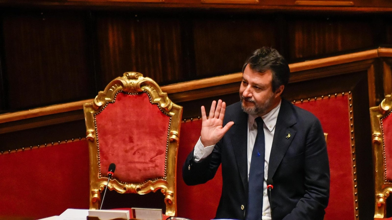 Salvini: “Il mio saluto all’ambasciatore russo? Meglio di uno sguardo rabbioso”. Pd: “Vergogna”